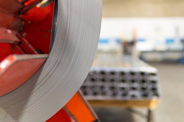 Arkaplanda özel metal yanıp sönen Decolier üzerindeki metal bobin