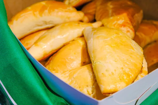 Montón de pasteles de carne nigerianos listos para comer — Foto de Stock