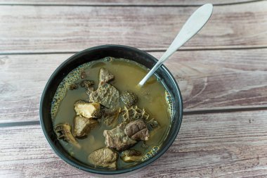 Nijerya baharatlı işkembe Shaki biber çorbası hazır.