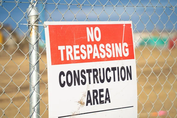 Aucun panneau Tresspasing sur la clôture métallique sur un chantier de construction — Photo