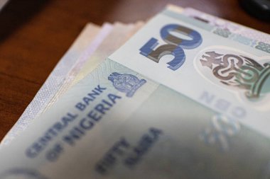 Nijerya 50 Naira senedi bankaya yakın çekim