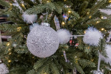 Noel ağacından sarkan süsler ve mücevherler.