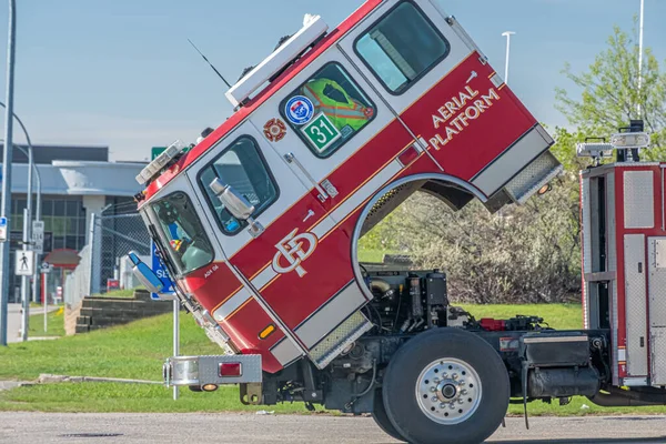 28 mayo 2020 - Calgary Albert Canada - Cabina de bomberos inclinada hacia adelante para reparaciones —  Fotos de Stock
