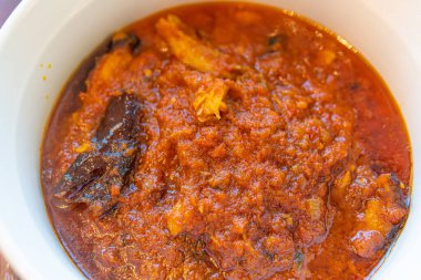 Nijerya usulü kurutulmuş balık domates soslu sos.