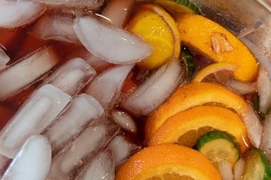 Bir partide meyve kokteyli ve içecek makinesi.