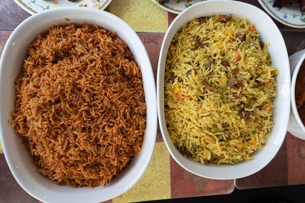 Νιγηριανό Jollof και τηγανητό ρύζι λαχανικών έτοιμο για κατανάλωση — Φωτογραφία Αρχείου