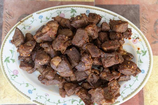 Plate of freshly grilled lamb steaks ready to eat — Stock Photo, Image