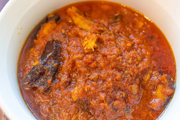 Nijerya usulü kurutulmuş balık domates soslu sos.