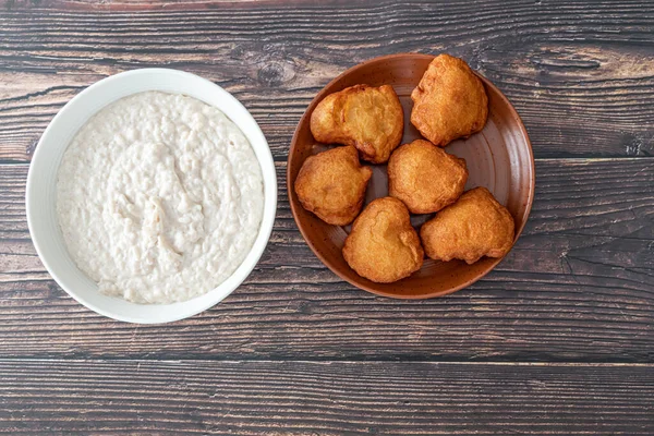 Bowl of Kunun Gyada with Akara bean Cakes ready to eat — Foto Stock