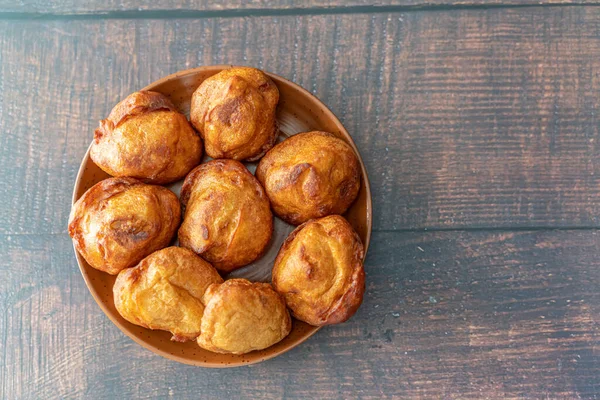 Bol de beancakes nigérian frits Akara sur une assiette — Photo