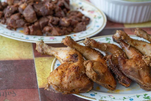 Cosce di pollo grigliate pronte da mangiare a buffet — Foto Stock