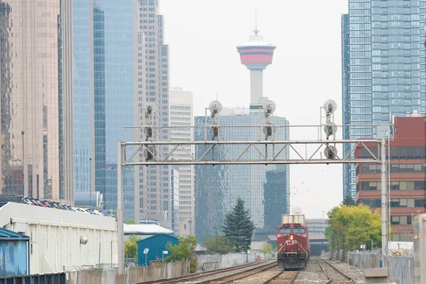 September 19 2020 - Calgary Alberta Canada - Train passing through downtown Calgary — Stockfoto
