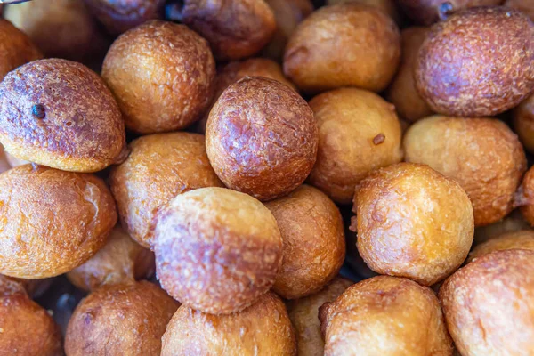 Pile of Nigériai Puff Puff szolgált a párt — Stock Fotó