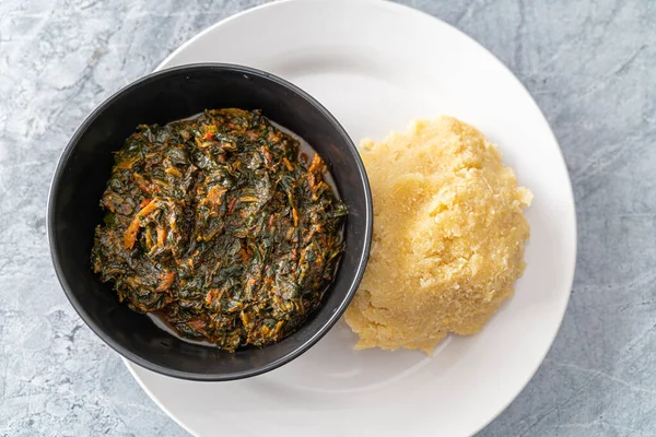 Νιγηριανή πικάντικη σούπα λαχανικών σερβίρεται με Eba ή Garri — Φωτογραφία Αρχείου