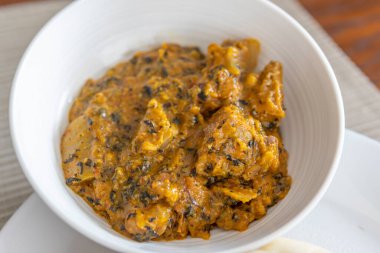Nijerya Pounded Yam Baharatlı Bitterleaf çorbası ile servis edilir