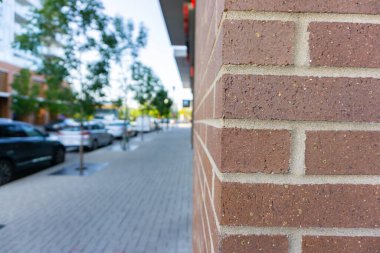 Calgary şehir merkezindeki sokak köşesinde tuğla duvar.