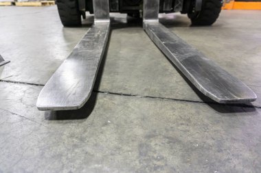 Malzemeleri taşımak için kullanılan fabrika atölyesinde forklift