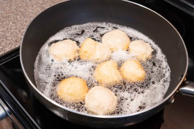 Kızarmış Nijerya çörekleri hazır.