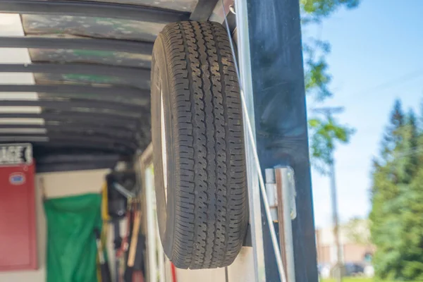 Neumático de repuesto y rueda en taller de vehículos móviles —  Fotos de Stock