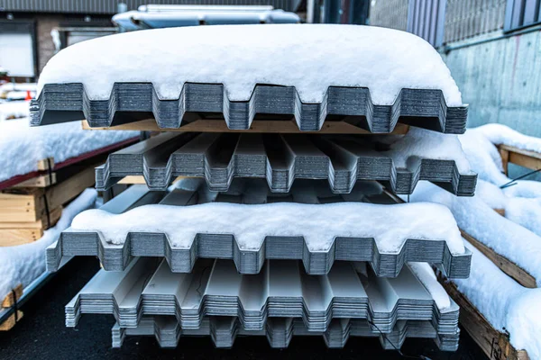 Blachy dachowe faliste przechowywane na zewnątrz zimą — Zdjęcie stockowe