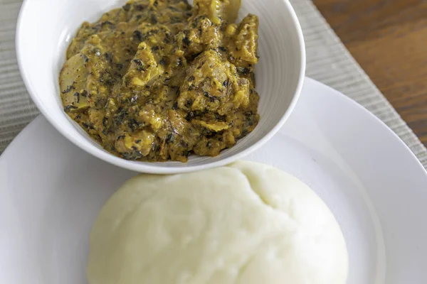 Nigeryjski Pounded Yam podawany z pikantną zupą Bitterleaf — Zdjęcie stockowe