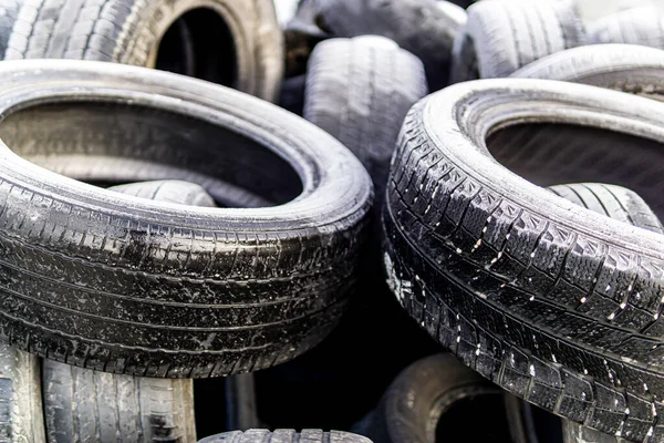 Pila de neumáticos usados para el reciclaje — Foto de Stock