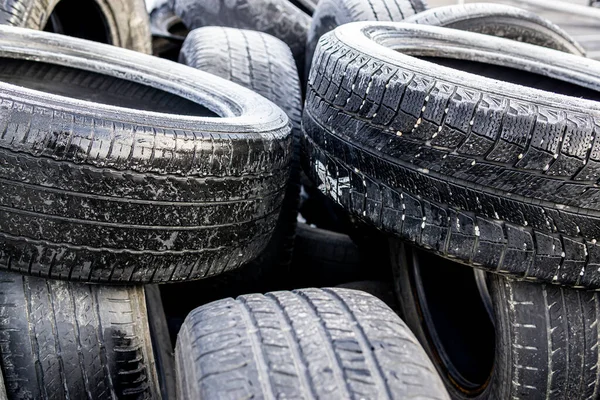 Pila de neumáticos usados para el reciclaje — Foto de Stock