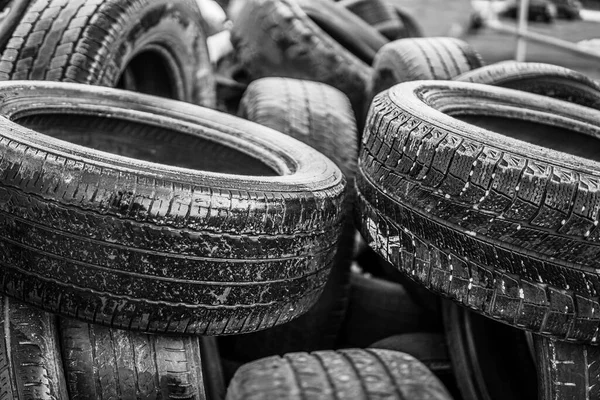 Pila de neumáticos usados para el reciclaje —  Fotos de Stock