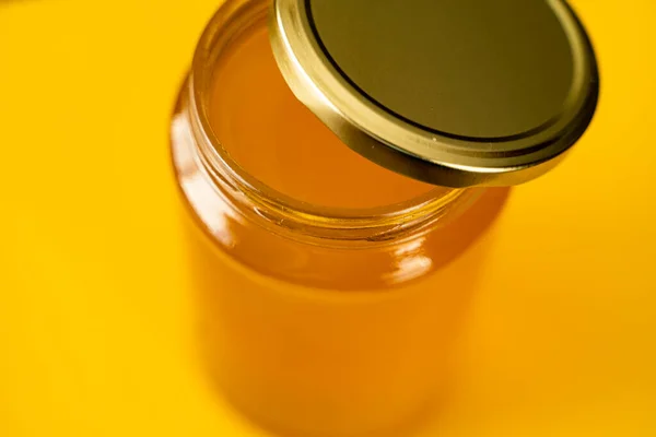 Jar of Organic Honey on Yellow Background — Stock Photo, Image