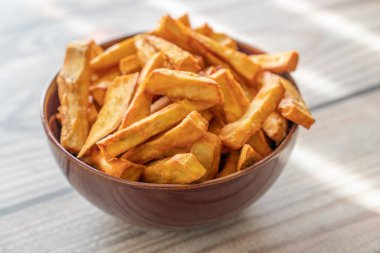 Bir kase kızarmış patates kızartması.