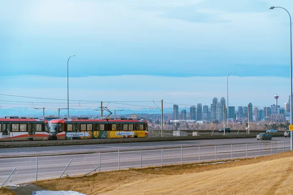 29 januari 2022 - Calgary Alberta Kanada - Calgary Transit LRT tåg med Calgary Skyline i bakgrunden — Stockfoto