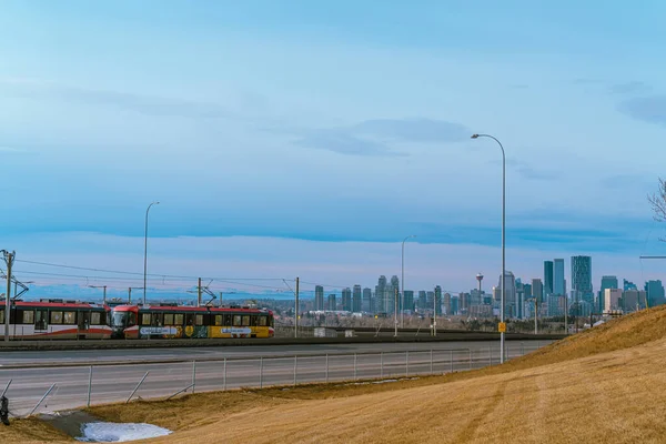 29 januari 2022 - Calgary Alberta Kanada - Calgary Transit LRT tåg med Calgary Skyline i bakgrunden — Stockfoto