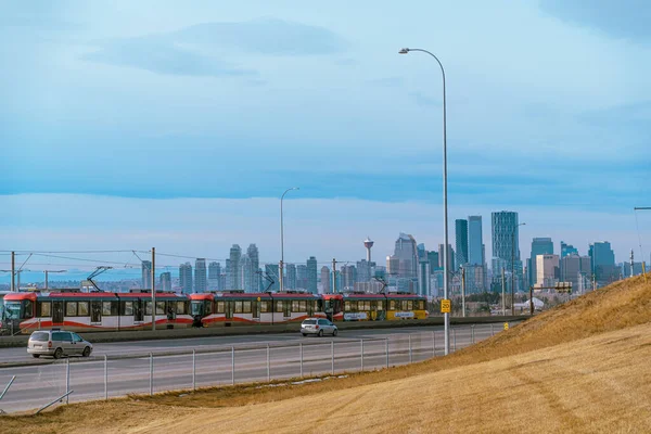 29 januari 2022 - Calgary Alberta Kanada - Calgary Transit LRT tåg med Calgary Skyline i bakgrunden — Stockfoto