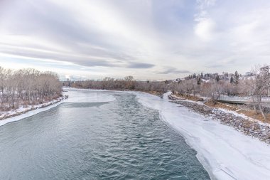 Calgary Alberta 'da kışın buzla kaplı nehir.