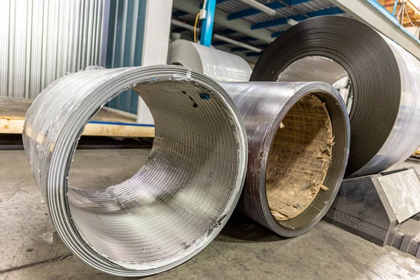 Rollos metálicos de acero en bobina en la industria de la fábrica de techos metálicos — Foto de Stock