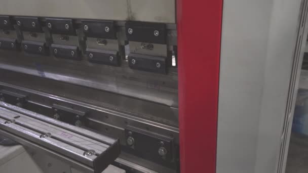 Edificio de flexión de máquina Flasing en fábrica de techos de metal — Vídeos de Stock