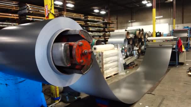 Máquina de decoiler de metal en piso de fábrica de techos de metal — Vídeos de Stock