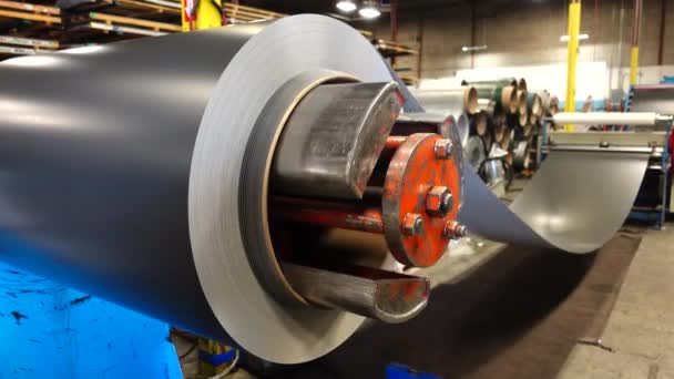 Machine de dérouleur en métal dans le plancher d'usine de toiture métallique — Video