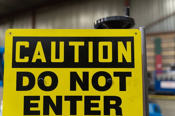 Attention ne pas entrer signe sur le plancher de l'atelier d'usine — Photo