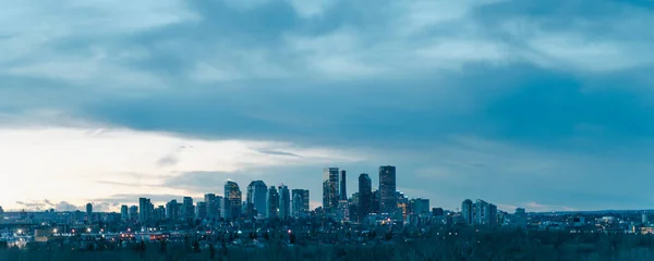 Downtown zakelijke wijk Calgary Skyline 's nachts — Stockfoto