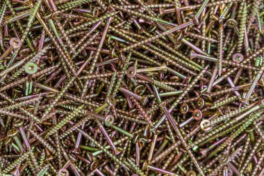 Galvanize güverte bir fabrika atölyesinde kova vidalar