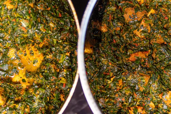 新鮮な調理されたナイジェリアの野菜スープのポットを提供する準備ができて — ストック写真