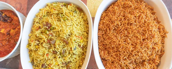 Jollof nigeriano y arroz vegetal frito listos para comer —  Fotos de Stock