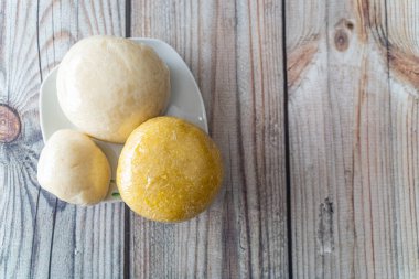 Yam ve Garri yemeye hazır.