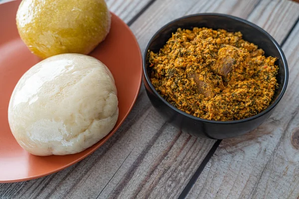 Yam ve Garri Eba, Egusi Çorbası ile servis edilmeye hazır.