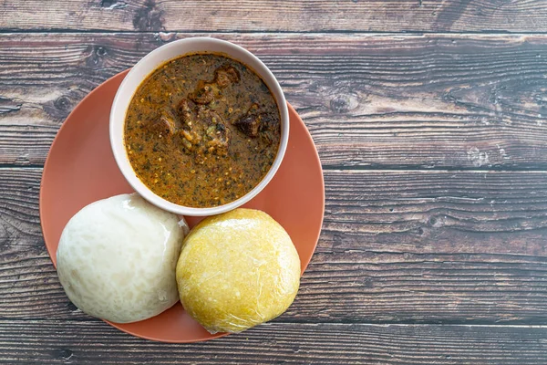 Garri i Pounded Yam serwowane z Ogbono Soup gotowy do jedzenia — Zdjęcie stockowe