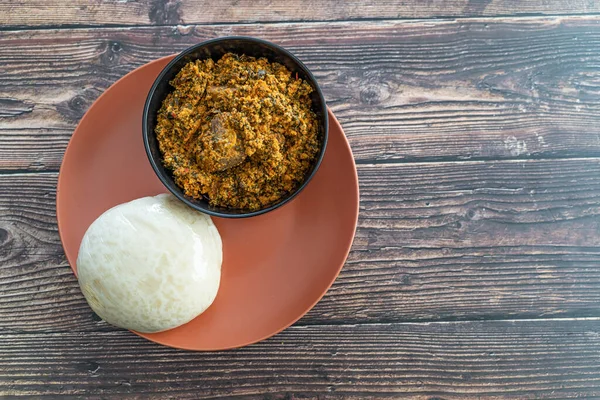 Νιγηριανή κρέμα γάλακτος σερβιρισμένη με σούπα Egusi έτοιμη για κατανάλωση — Φωτογραφία Αρχείου