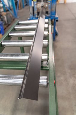 Metal çatı fabrikasında özel metal parlaması.