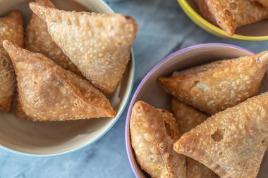 Kızarmış et ve sebzeli Samosa atıştırmalıkları hazır..