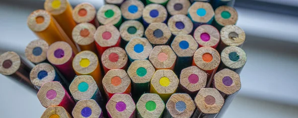 Collectie van gekleurde kleurpotloden gebruikt voor schoolkunst — Stockfoto